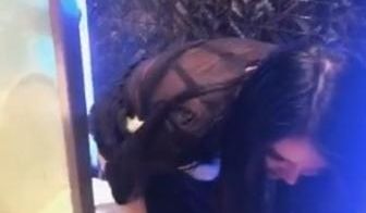 女神级美女和炮友剧情演绎酒吧唱歌上厕所被人闯进来