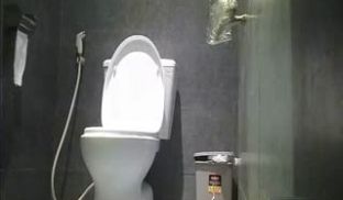 酒吧员女厕固定前拍大概经常喝啤酒的缘故这的妹子都