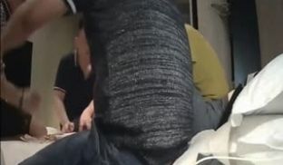酒店偷拍-3男2女房间打牌玩游戏输了脱衣服,没一