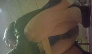 身材火辣的啤酒销售被客人灌醉尿尿