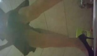 身材不错的啤酒销售妹子穿的很清凉