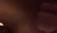 高颜值无毛小美女主动女上位拿着手机拍摄自己干男友