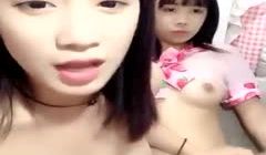 颜值不错大乳晕姐妹花第三弹互舔互摸自慰扣逼浴室洗