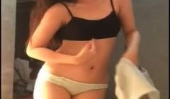 简易房里搔首弄姿慢慢脱光衣服诱惑还说“欧巴想要吗