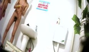 出租屋长期偷拍系列1之丰满的小妹上完厕所之后跟男