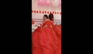 婚礼闹洞房-脱光伴娘，新郎新娘表演啪啪口交，摸新