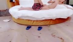 眼镜小哥酒店找小姐啪啪偷怕_大圆床按摩一番再口交