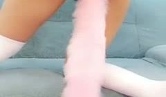 非常骚气眼镜妹子沙发上玩扩阴器翘着屁股尾巴肛塞插