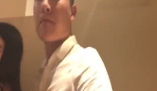 不穿内裤逛商场.洗手间里来一炮.我是骚逼舒服吗？