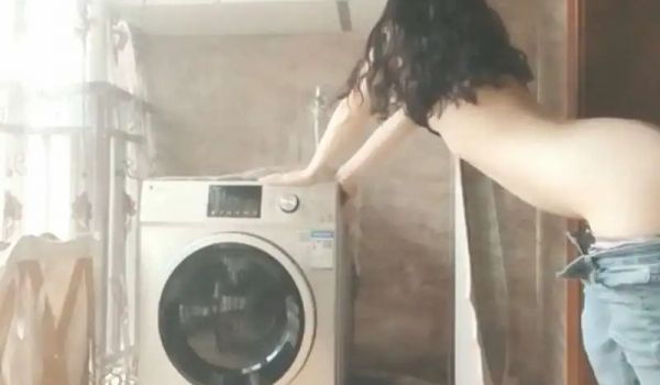 不伦性爱 表姐被表弟趁机解开裤子强干