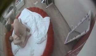 钟点房情趣大圆床水滴摄像头TP样子很淫骚的眼镜妹