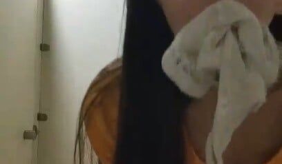 雪儿R粉颜值不错妹子网袜卫生间自慰，脱掉内裤塞嘴