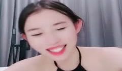 约炮粉丝红唇美少妇大战光头男，淫荡自慰美乳看起来
