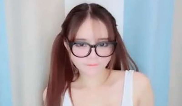 双马尾萌妹露奶性感诱惑!