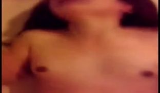 羌州大学女友被插的销魂大叫，停，不要，用挡脸不让