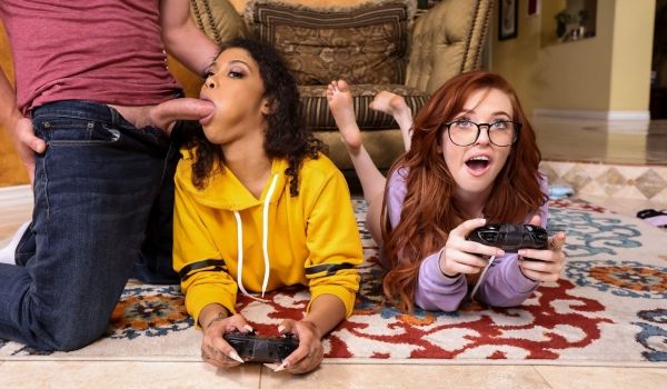 Gamer Girl Threesome Act