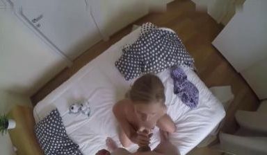清晨突袭！半梦半醒女友遭男友霸王硬上弓 床单乱颤
