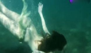 棕红发小美女在海边潜水裸泳
