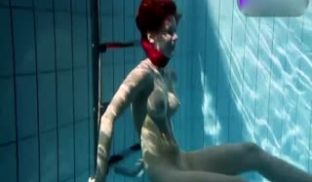 美乳少女在泳池中全裸玩红苹果