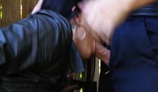 淫荡的巨乳皮衣荡妇外勾引警察叔叔啪啪