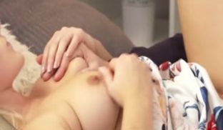 性感丰满的美女要和男友开始深入流