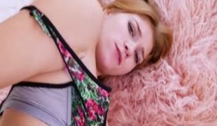 对于不听话的继女只好用大棒来好好的教育一下了