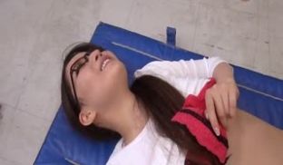 被抓到把柄的清纯熟女教师，最后只好用身体服务上司