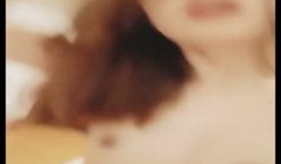 女友为了帮男友增加粉丝数，直接空中爱爱用肉体换抖