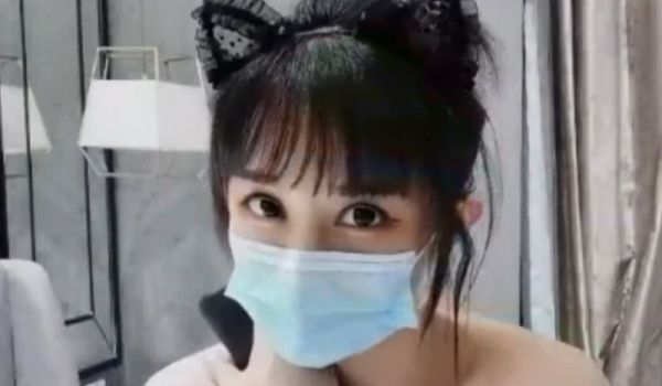 大眼萌妹骚叫“哥哥来操我”!