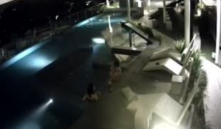 度假村户外泳池后半夜出来泡澡的年轻情侣边泡边喝酒