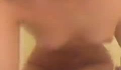 胸不大但身材不错的美女主播浴缸全裸秀浪叫不断很是