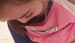 超可爱美女主播直播刮B毛,一边看岛国电影一边自慰