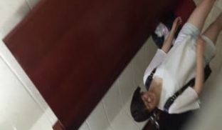 国内厕拍大神潜入某学院女厕偷窥了不少妹子的秘密花