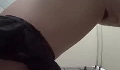 海边浴场女厕偷拍妹子貌似没有用过卫生棉条看着说明