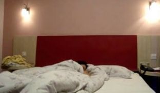 鸡巴短小的胖男酒店约啪年轻漂亮小美女,用手快速抠
