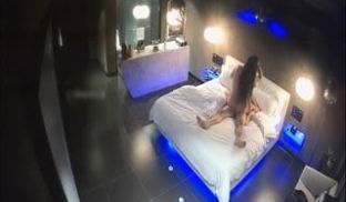 酒店偷拍小伙进房间就扒掉大胸女友的胸罩强制来个胸