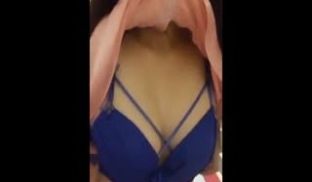 看样子不缺钱的白富美女神主播波波好大好白开车露奶