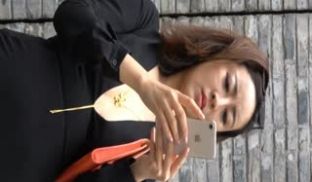 路边蹲点守候了很久尾随一个模特身材打扮时尚美女进