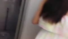 性感网红美女下楼取快递时故意找借口把快递员骗到房