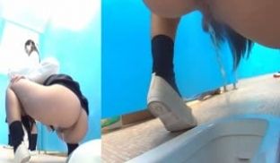 盗站最新流出多视角高清偸拍公共蹲厕好几位年轻制服