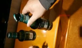 刚和情人开完房准备走的美女被前来送酒的男服务员偷