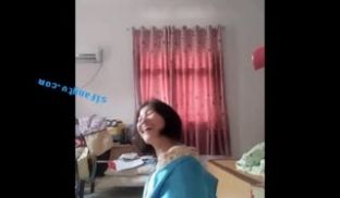 大学萌妹定制自拍-露脸素颜在闺房内穿着肚兜发骚，