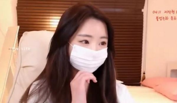 [Korea] 戴口罩的韩国正妹露出乳头和修长美