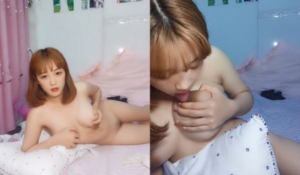 大乳晕正妹主播~在床上一个人耍淫荡~频频填自己的