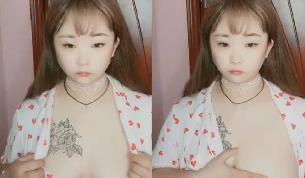 哥哥来玩嘛~好热喔~赶快把衣服脱掉~