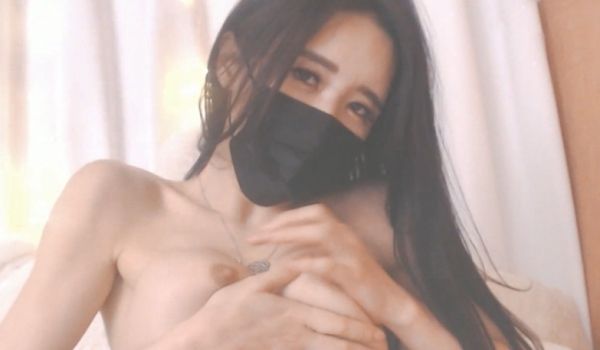 [韩国] 小大象陪姐姐玩成人视讯~脱光揉奶腿还不