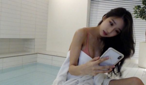 [韩国] 美女主播下水运动运动~比基尼展现好身材