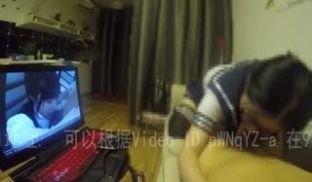 制服丝袜露脸小骚逼沙发上看着黄片学技术给我口交，