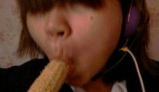 华东理工贫困学妹为求及格把玉米吃成鸡巴形状插进屁