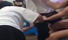 大学生真敢玩!!大屌哥被两个狐狸精强脱裤子!!只
